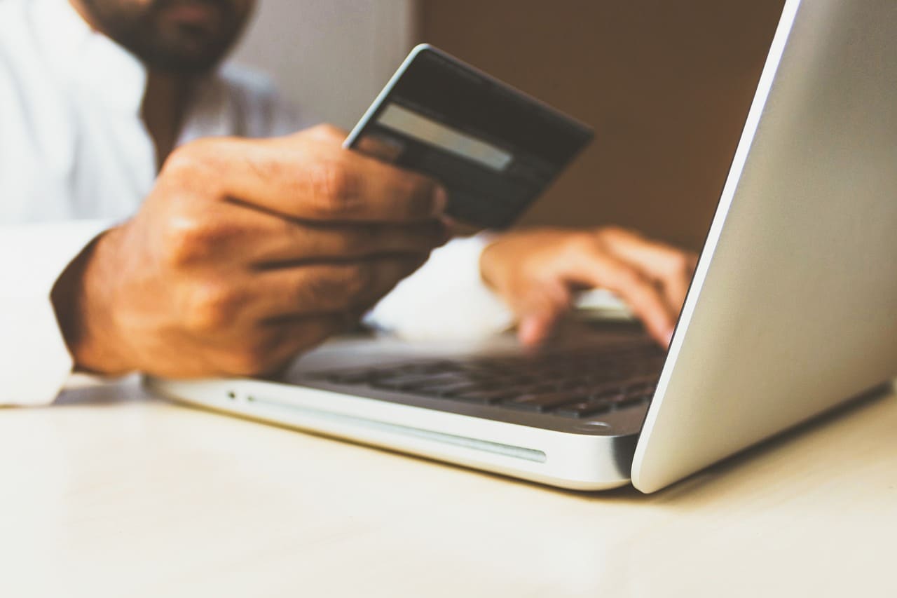 Crecimiento de pagos con tarjeta de prepago y billetera digital en e-commerce